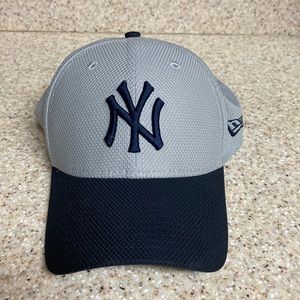 NWOT Navy blue/Grey Yankees Hat